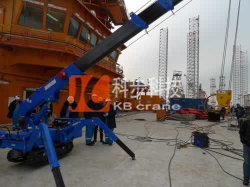 KB3.0型微型履带吊车在大型船舶甲板上吊装